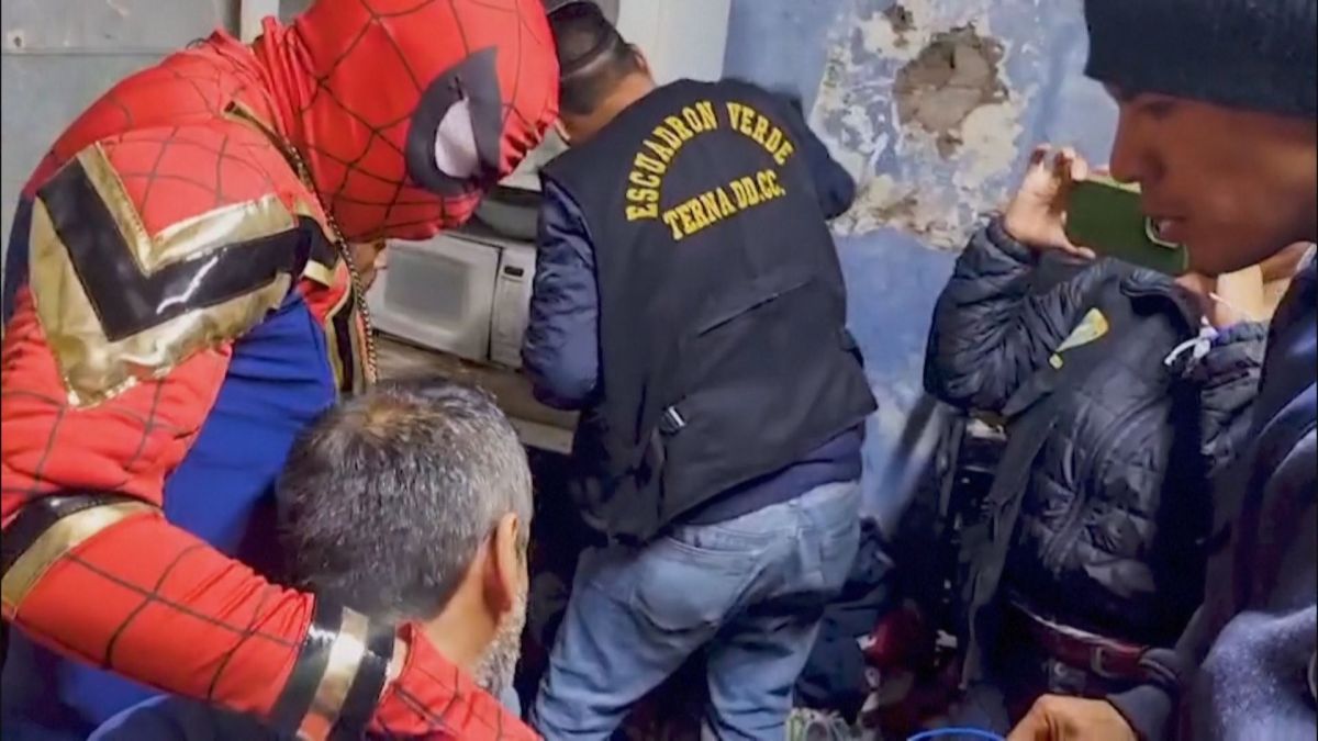 Vídeo: Policial vestido de Homem-Aranha prende suspeitos em ação no Peru