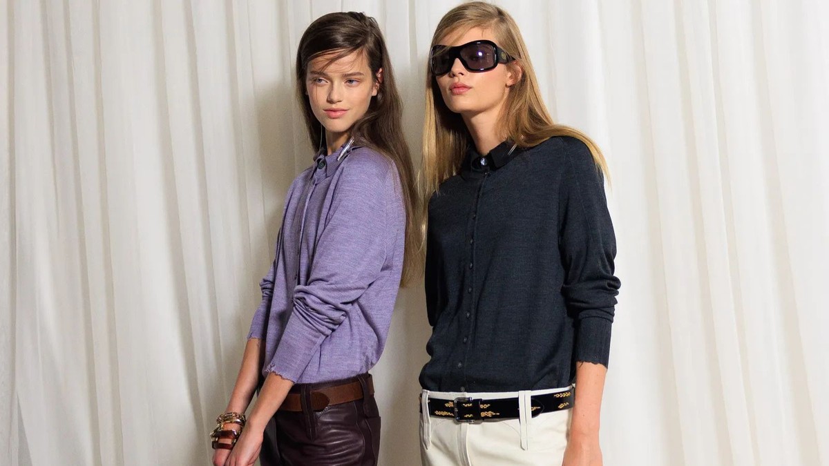 Adeus calças jeans dos anos 90: a saia de cintura baixa é uma das peça-chave do verão de 2026