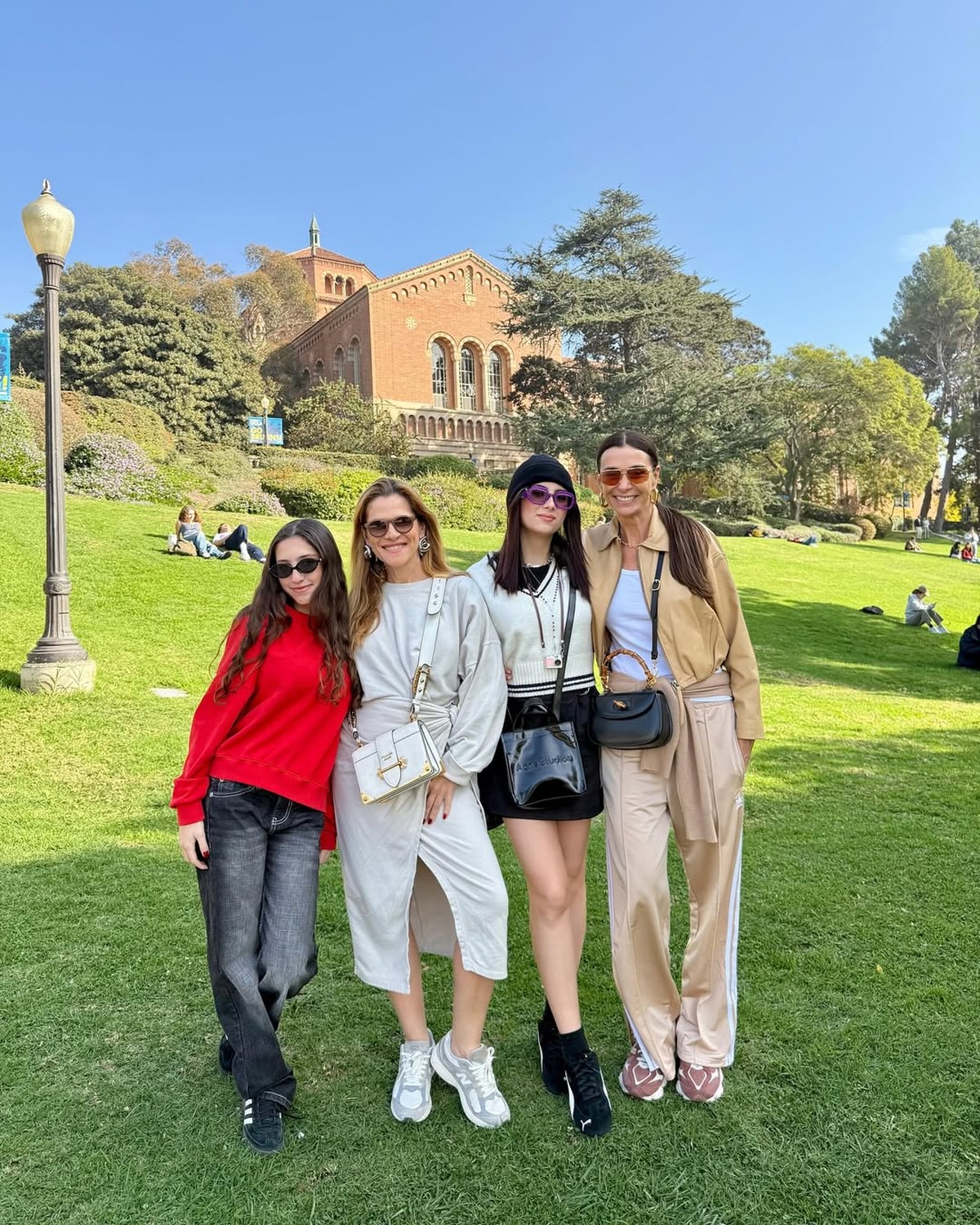 Ingrid Guimarães e Mônica Martelli posam em Los Angeles com as filhas