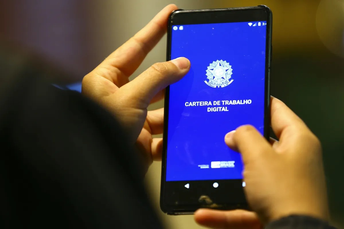Funcionária descobre demissão por notificação do app da Carteira de Trabalho Digital; especialistas comentam