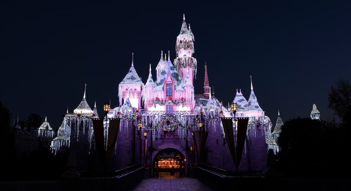 Castelo da Bela Adormecida ganha decoração de Natal com 80 mil luzes