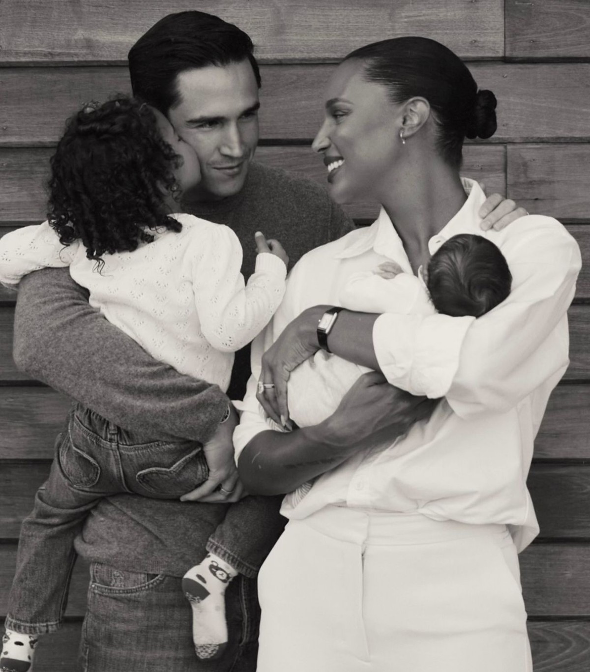 Jasmine Tookes celebra chegada do segundo filho, Mateo