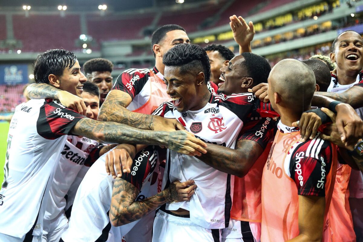 Flamengo aproveita vantagem numérica, goleia Sport e assume o 1º lugar
