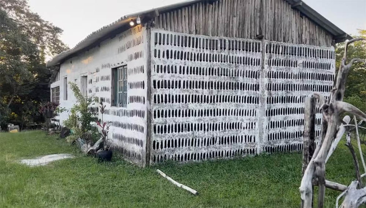 Mãe e filha constroem casa sustentável com 8 mil garrafas de vidro, em Pernambuco