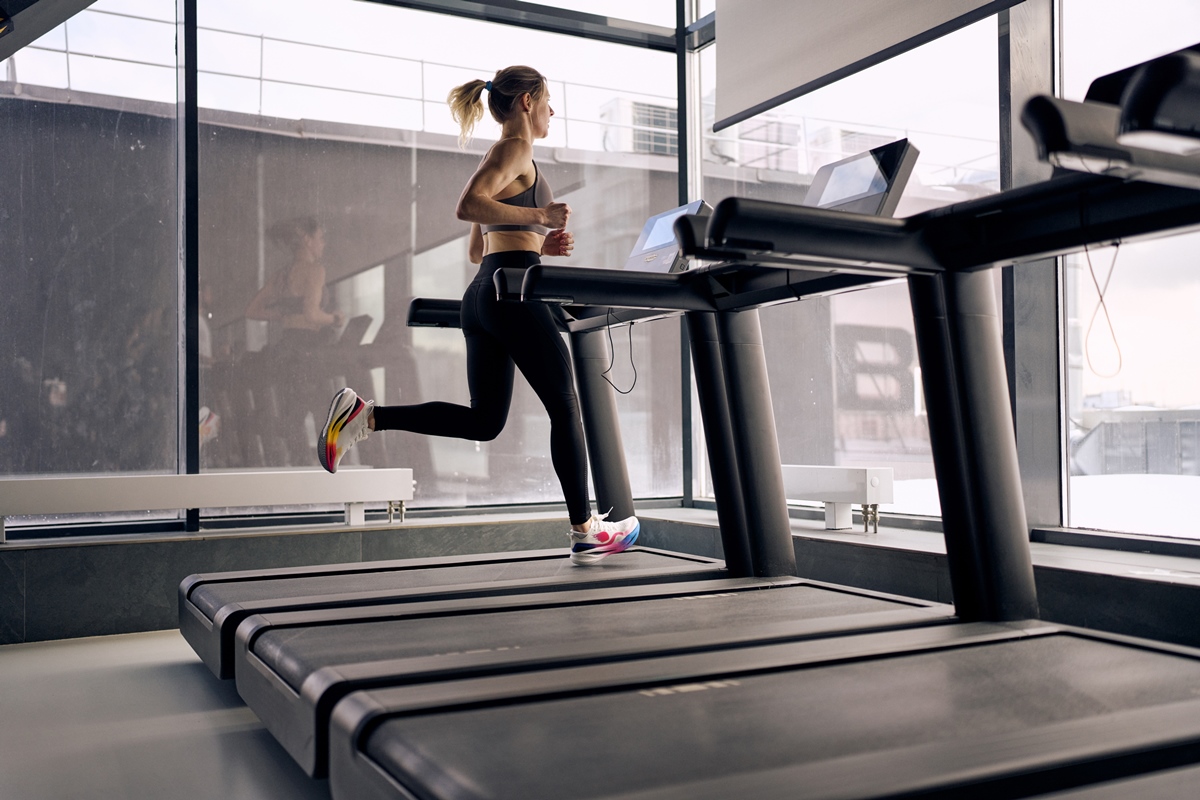 Correr na esteira ou na rua? Entenda as vantagens e os prejuízos