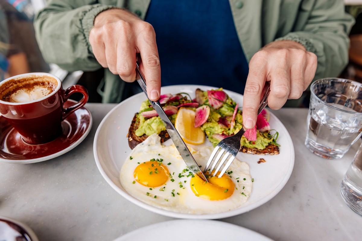 5 alimentos que te dão mais energia e foco do que a cafeína, segundo especialistas