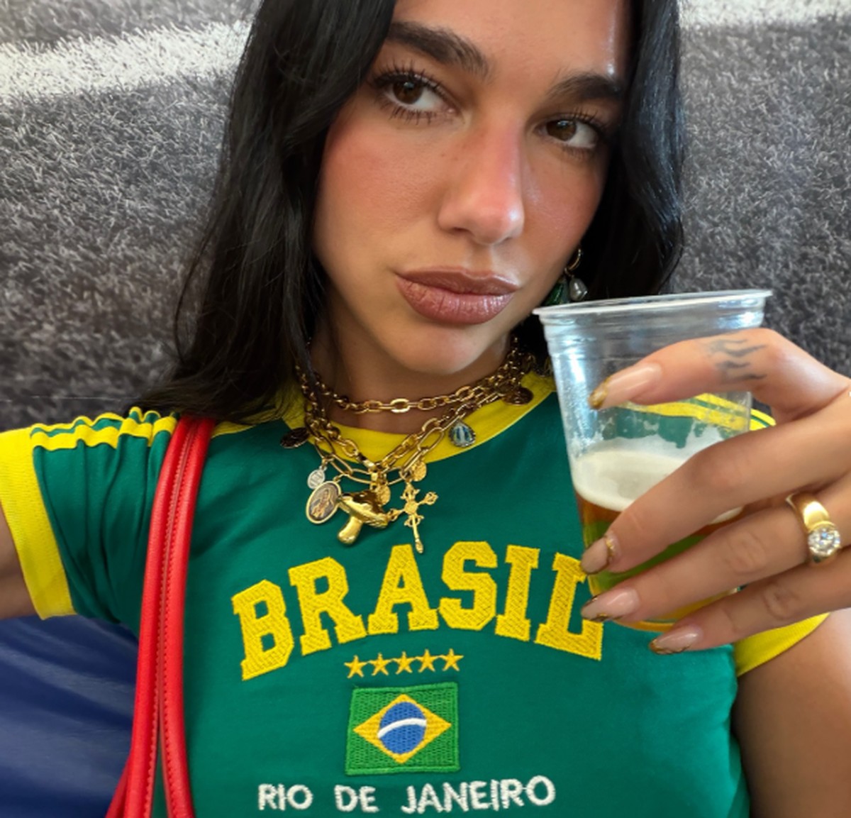 Dua Lipa abre álbum de fotos no Rio de Janeiro e Marquezine comenta: 'Muito carioca'