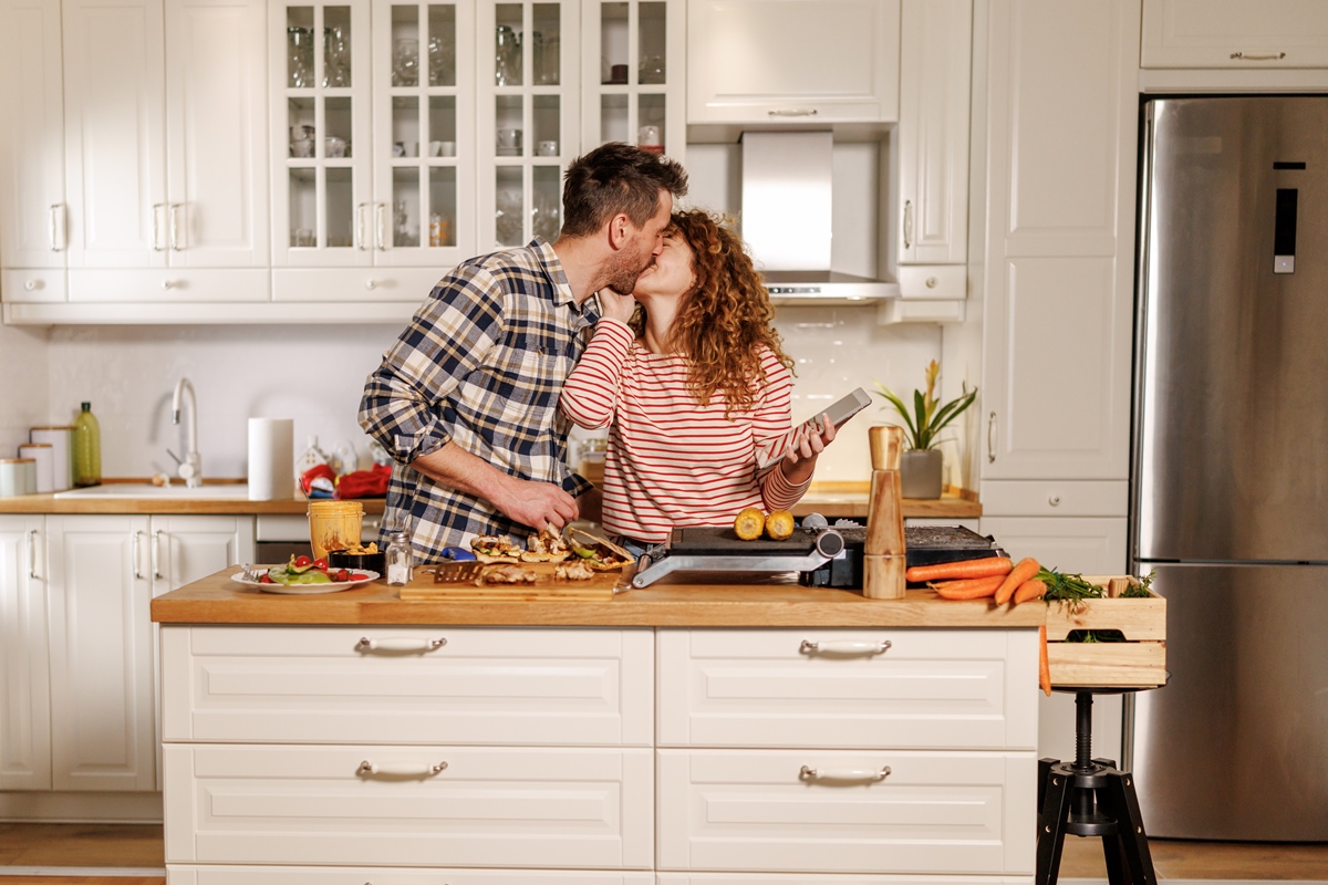 Tem sexo, tem amor? Entenda a agamia, relação livre e em alta na gen Z