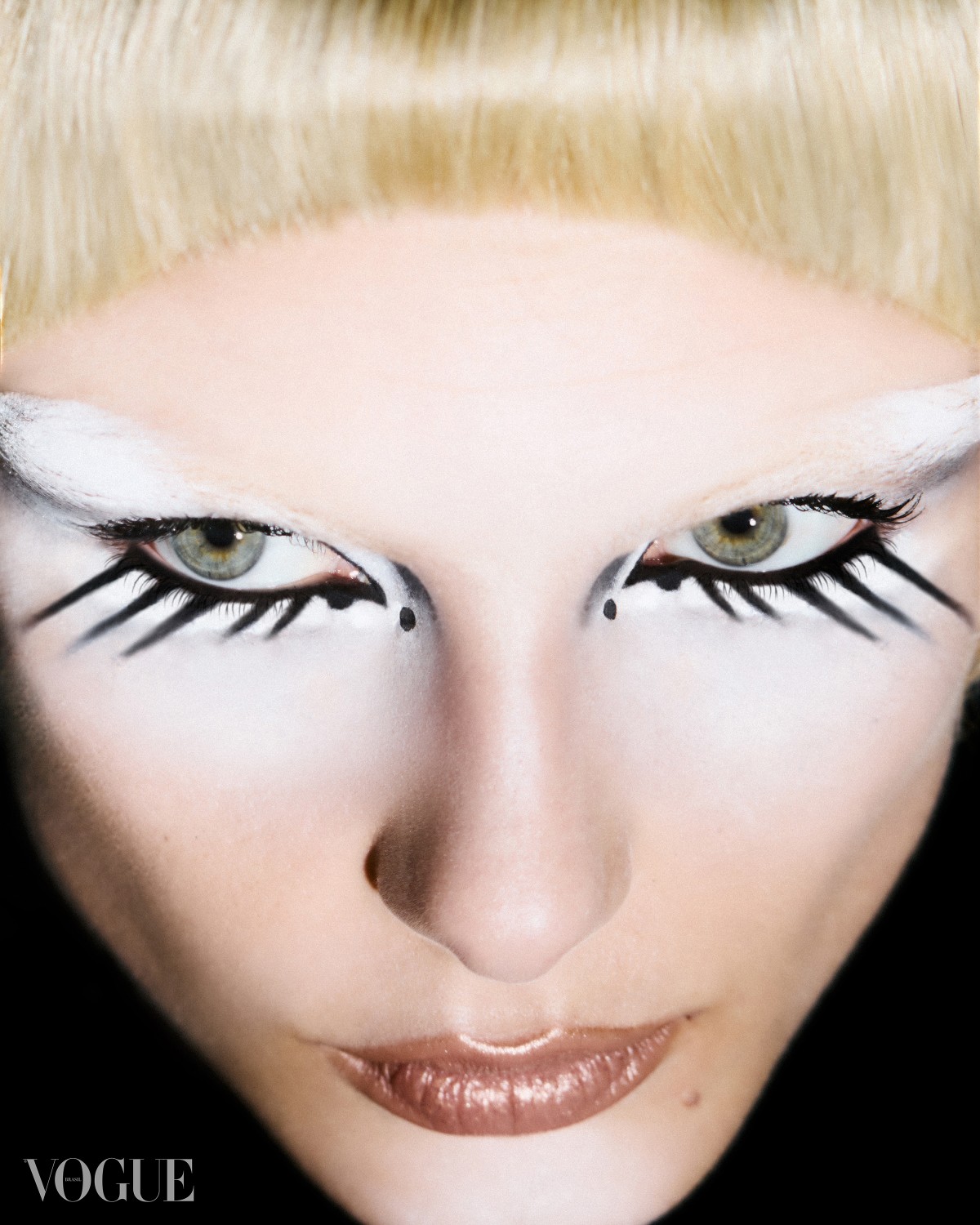 5 truques para fazer seus olhos parecerem maiores, segundo profissionais da beleza