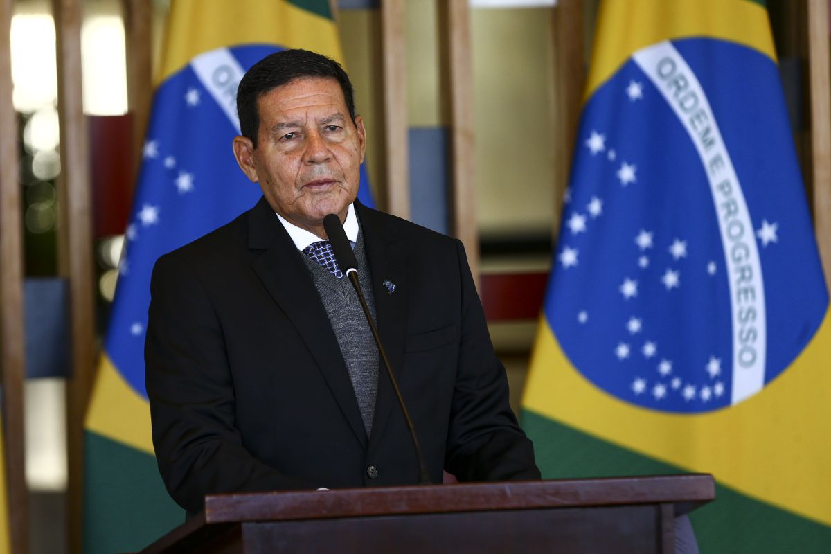 Sem citar Bolsonaro, Mourão afirma que prisão de generais é “infâmia”