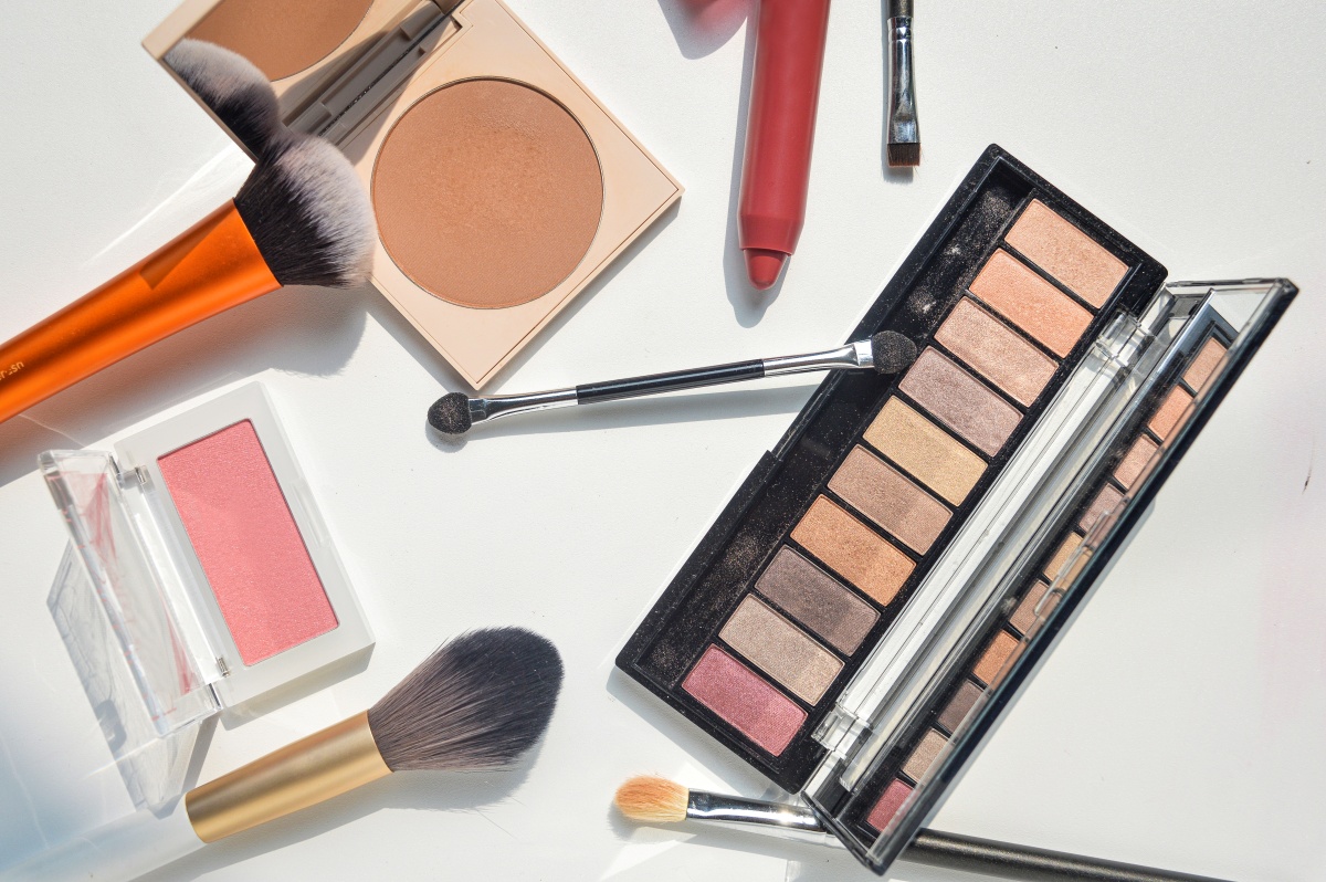 Médico alerta: usar maquiagem vencida é um risco sério à saúde