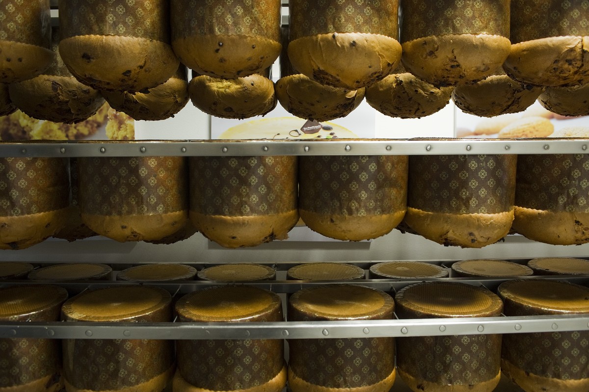 Panetone de cabeça para baixo? Entenda por que a técnica é necessária na produção do pão natalino