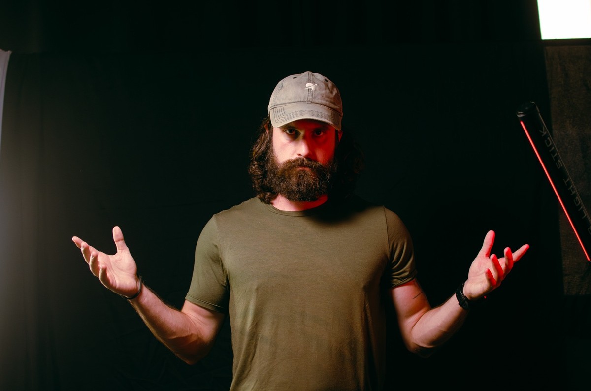 Ele criou uma empresa de marcas digitais dentro do quarto e já faturou R$ 150 milhões