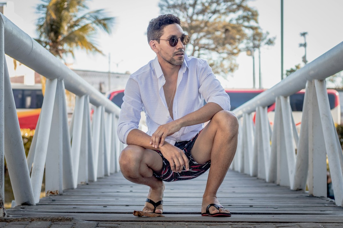 7 peças de roupa masculinas para o réveillon na praia (sem errar no estilo)