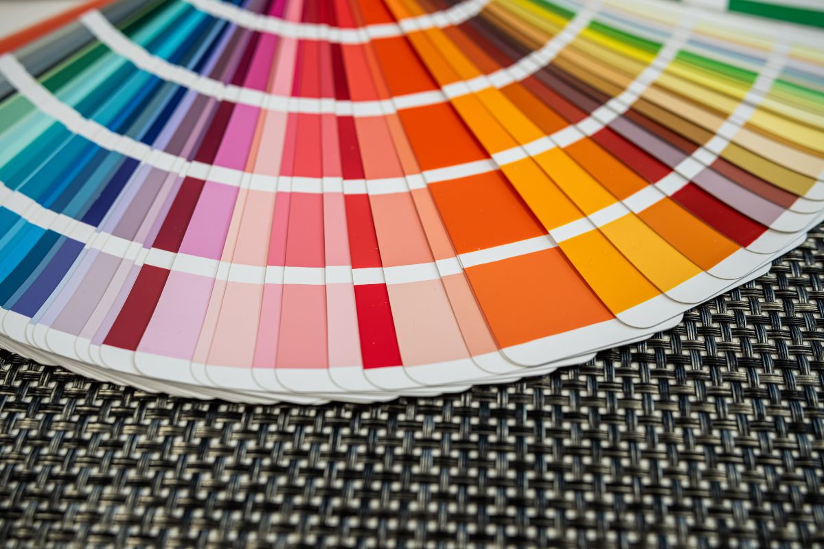 Pantone anuncia “Cloud Dancer” como cor de 2026; entenda o significado