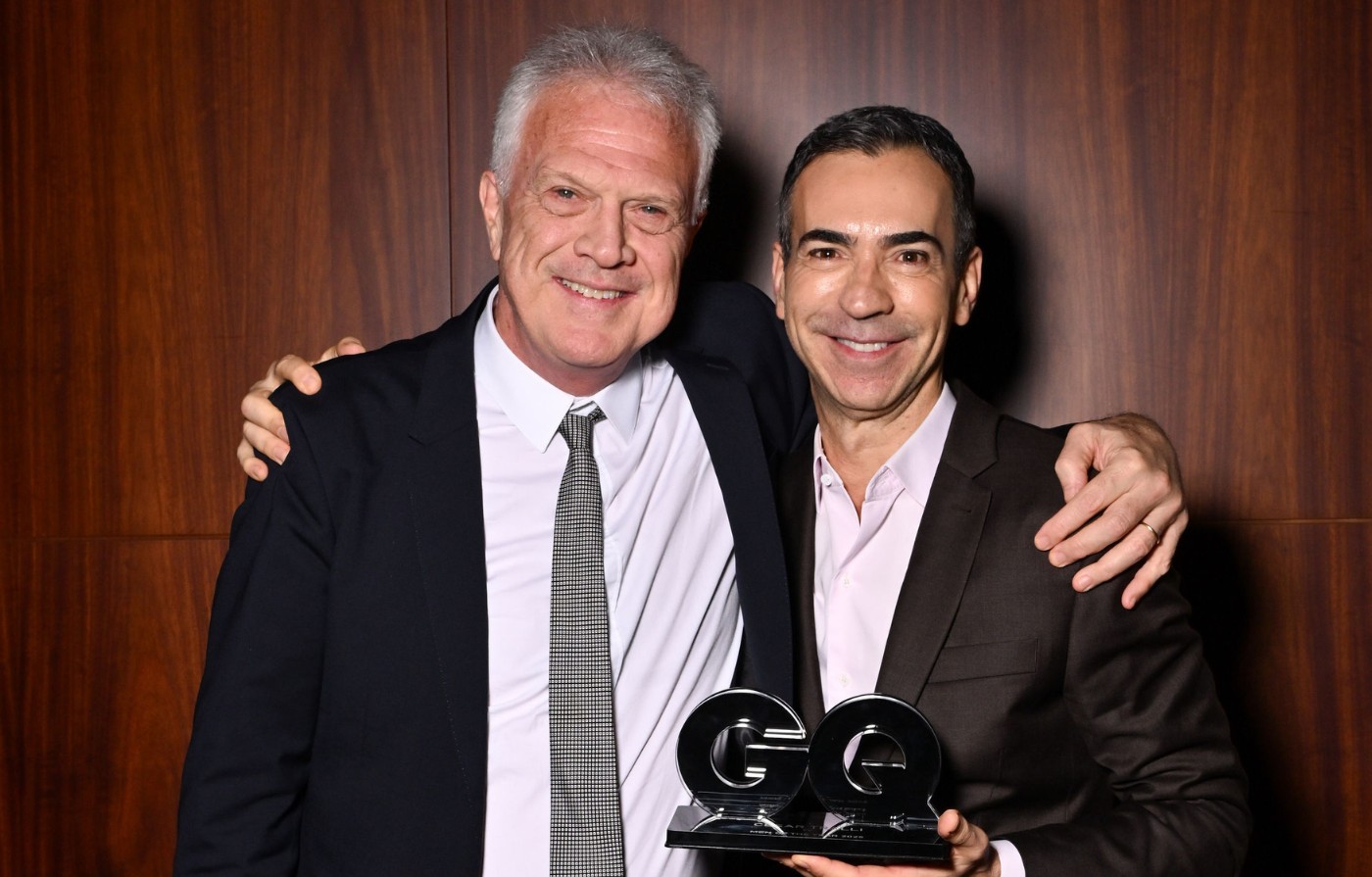 César Tralli se emociona ao receber prêmio das mãos de Pedro Bial: 'Sou seu eterno fã'