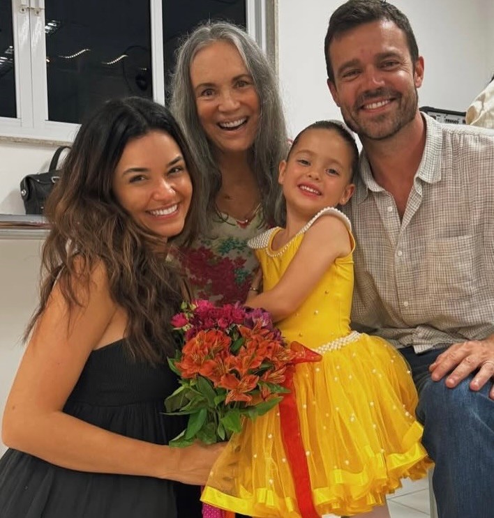 Regina Duarte surge sorridente em foto com filho, nora e neta: 
