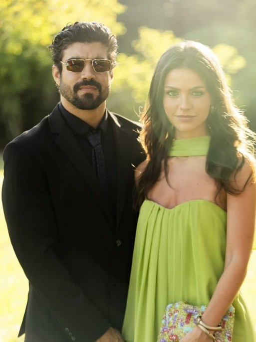 Caio Castro posa com a namorada, Vitoria Bohn