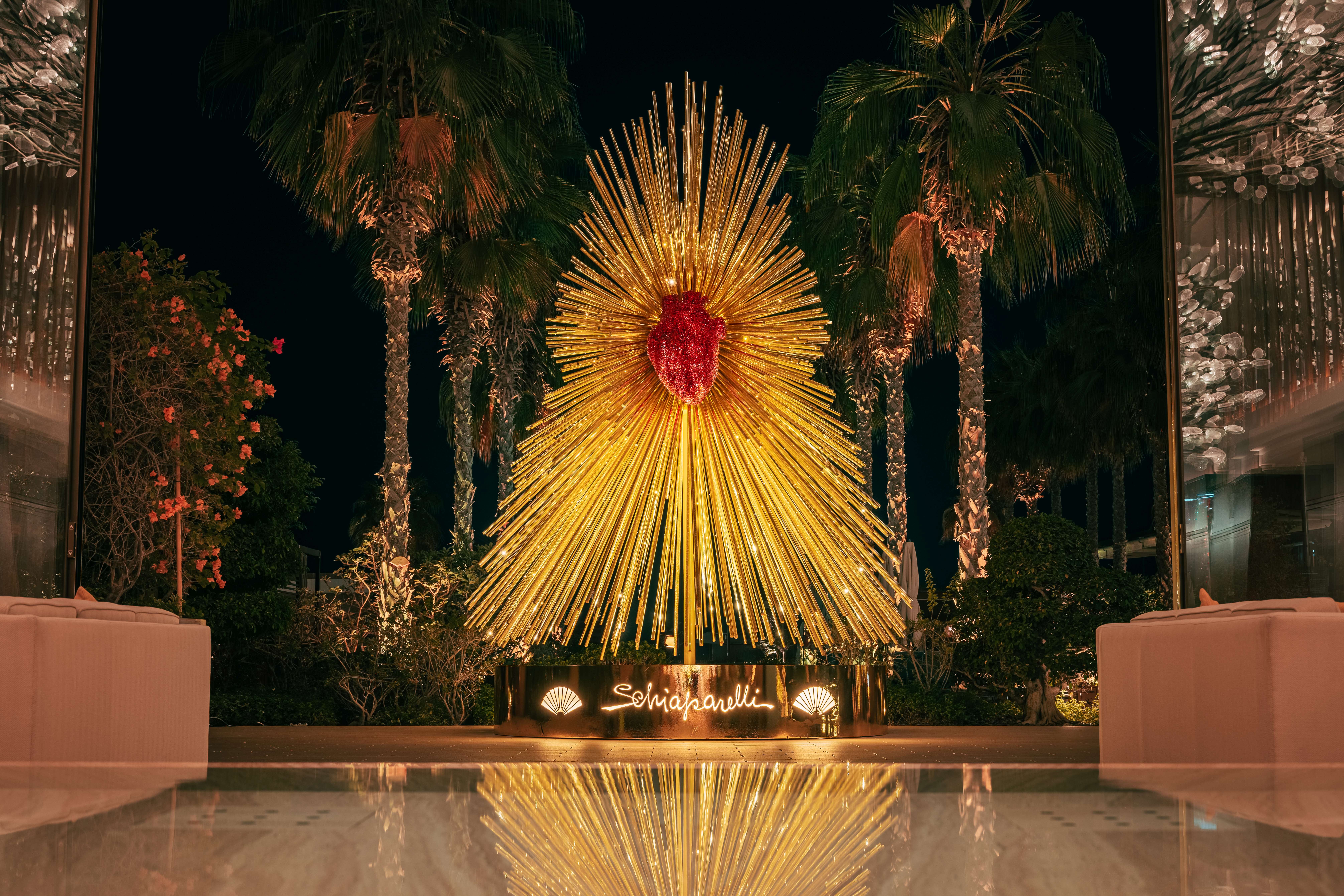 9 árvores de Natal inspiradas na moda que dominam hotéis de luxo em 2025