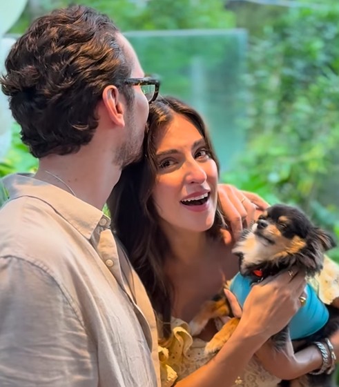 Casal emociona a web ao fazer chá revelação de gêmeos com ajuda dos cachorros da família