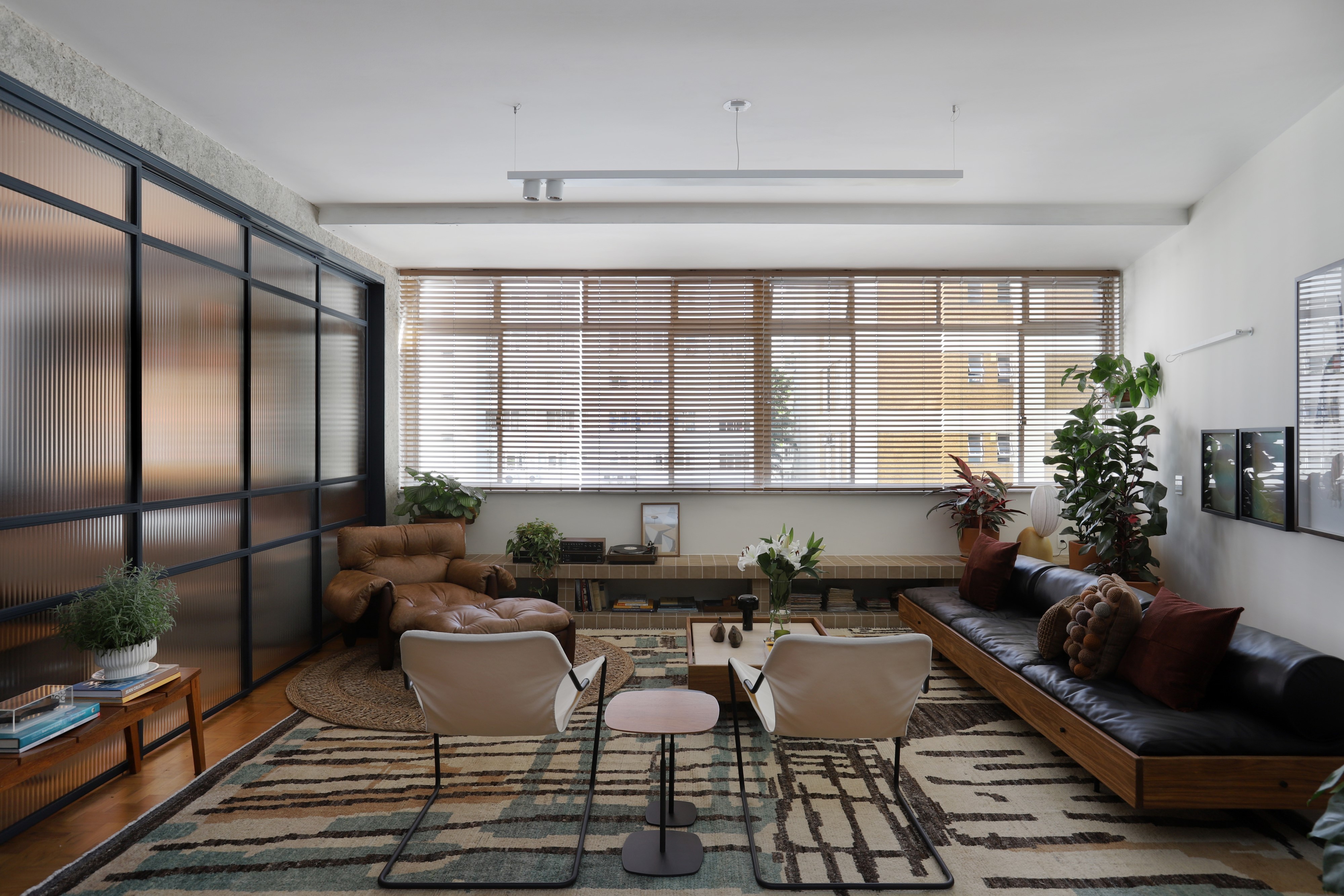 Ode à memória: reforma de apartamento antigo ensina como preservar essência brutalista