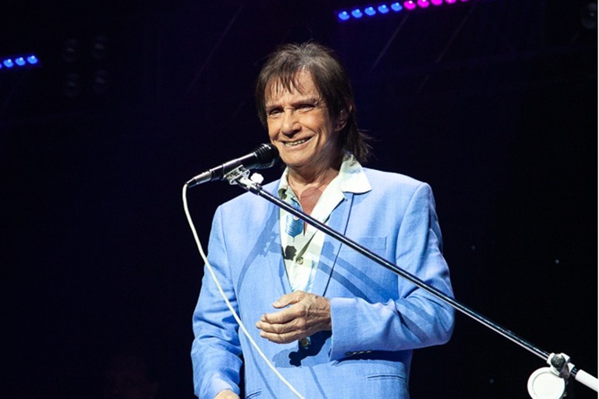 Roberto Carlos volta aos palcos após acidente em gravação de especial