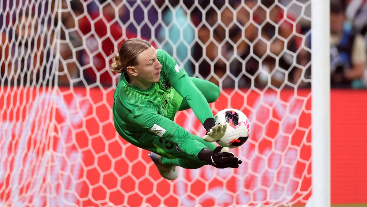 Herói do PSG contra o Flamengo, Safonov defendeu pênaltis com mão quebrada