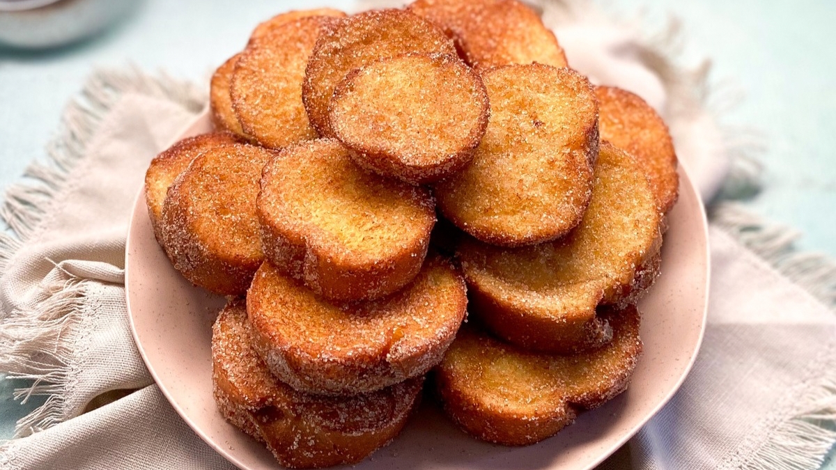 Rabanada de frigideira sem fritura fica dourada e macia