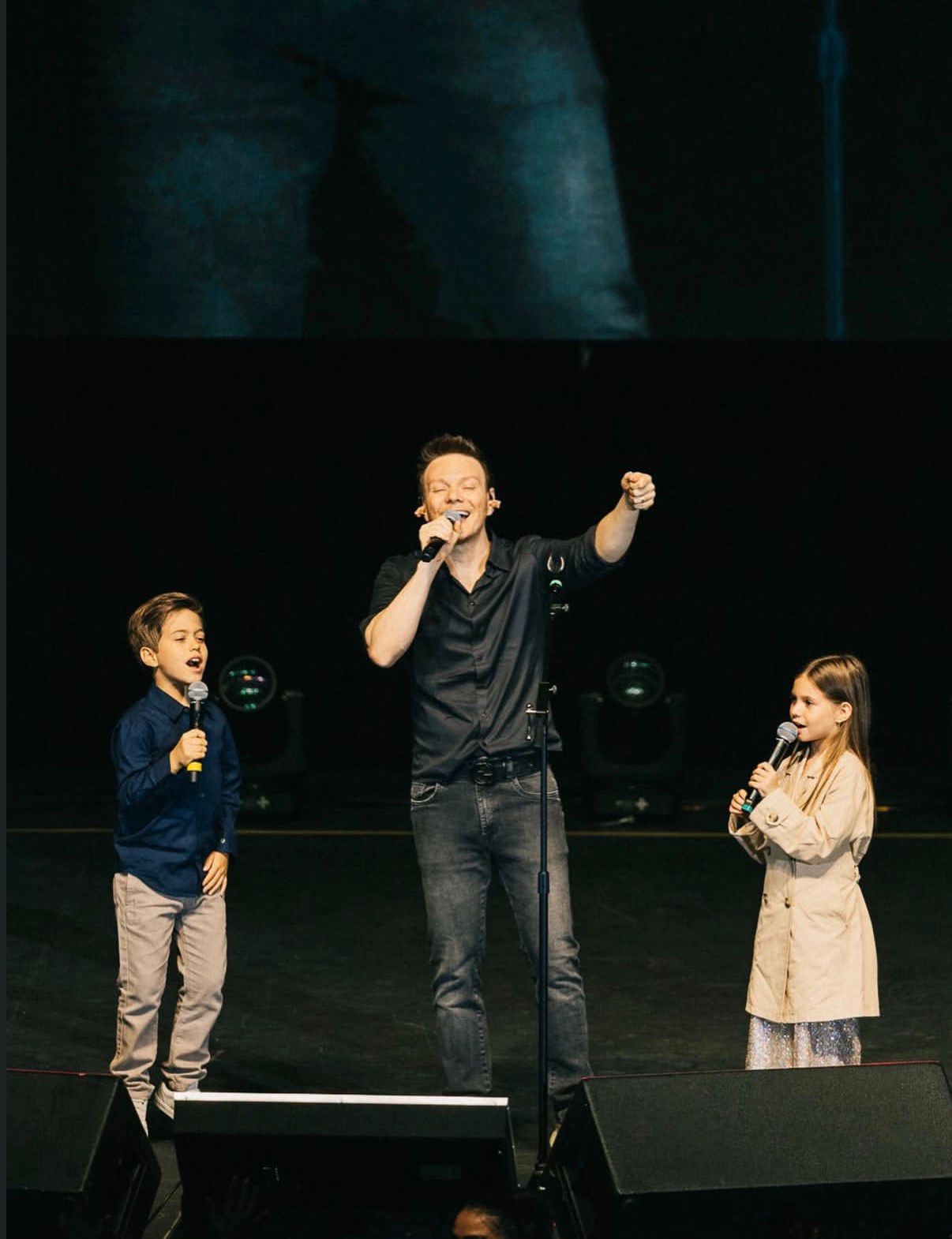 Thais Fersoza e Michel Teló trocam beijo romântico em show com os filhos: 