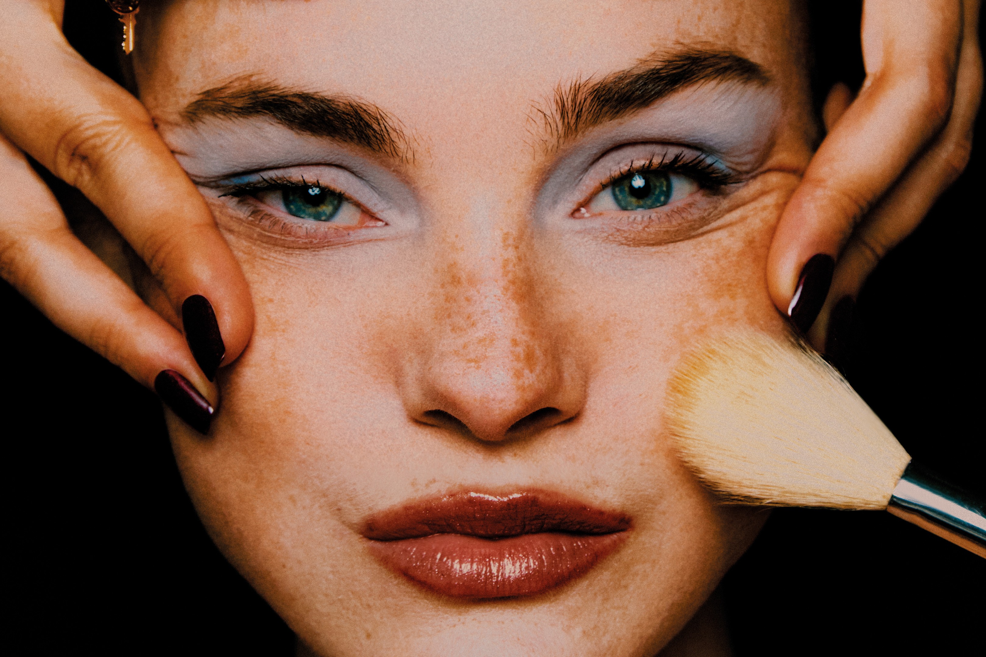 Uma seleção de pós faciais para deixar a maquiagem intacta neste verão, segundo beauty artists